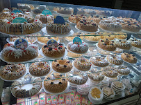 Vitrina con productos de pastelería y panadería en KEY'S