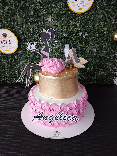 Torta rosada y dorada de KEY'S con decoración para cumpleaños